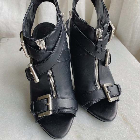 Le Silla Front Zipper Sandals - Picture 2 of 6